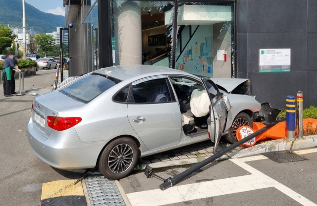6일 오전 8시 59분쯤 현대 아반떼 차량이 부산시 북구 만덕동 한 카페 건물을 들이받는 사고가 발생했다. 부산지방경찰청 제공