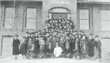 1913년 아담스관 앞에서 찍은 계성학교 학생과 교직원 단체사진. 대구시교육청 제공