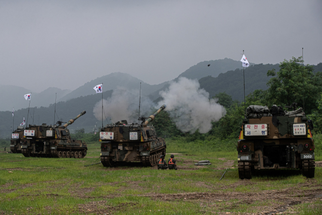 육군 1군단은 북한의 비무장지대(DMZ) 목함지뢰 도발 7주년을 맞아 리멤버 804(Remember 804) 상기 훈련을 진행했다. 지난 2015년 8월 4일 북한군이 DMZ 수색로 통문 인근에 매설한 목함지뢰가 터지며 하재헌 예비역 중사가 두 다리를 잃었고, 하 중사를 구하러 간 김정원 중사도 또 다른 지뢰가 폭발하며 오른쪽 다리를 잃었다. 군은 북한의 목함지뢰 도발을 상기하는 결의대회와 함께 3∼4일 접경지역 훈련장에서 K9 자주포 사격과 K1A2 전차포 사격 등을 실시했다. 사진은 3일 경기도 파주시 접경지의 훈련장에서 1포병여단 K9 자주포가 포탄을 발사하는 모습. 연합뉴스