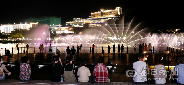 7일 대구 아침 최저기온이 27.7℃를 기록하며 지난달 29일 이후 열대야가 9일 연속으로 발생했다. 대구 낮 최고기온이 36.8도까지 치솟은 6일 한밤에도 수은주가 내려가지 않자 수성못이 더위를 식히려는 피서객과 시민들로 북적거리고 있다. 정운철 기자 woon@imaeil.com