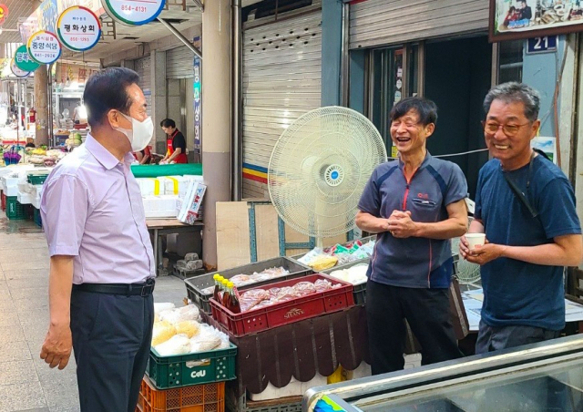권기창 안동시장이 취임 후 9일 동안 읍면동을 찾아 600여명의 시민들을 만나 소통하고 공감하면서 주민 삶의 회로애락을 경청했다. 안동시 제공