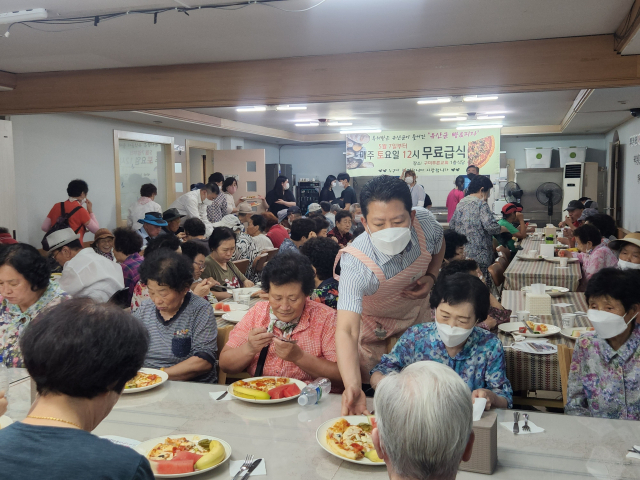 경북 구미시 도량동에 위치한 구미푸른교회에서 매주 토요일 낮 12시에 어르신들을 대상으로 