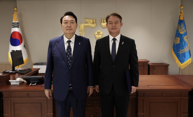 윤석열 대통령이 건강상의 이유로 사의를 표명한 신인호 국가안보실 2차장의 사표를 수리했다고 7일 대통령실이 밝혔다. 대통령실은 신인호 2차장 후임 인선까지 임기훈 국방비서관이 직무를 대행한다고 설명했다. 연합뉴스