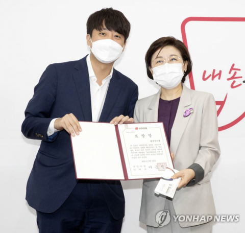 이준석 국민의힘 대표(왼쪽)가 지난해 9월 16일 국회에서 열린 당원 배가 우수 시·도당 및 당원협의회 당 대표 표창장 수여식에서 김정재 경북도당 위원장에게 표창장을 수여하고 있다. 국회 사진기자단