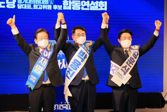 더불어민주당 8·28 전당대회 지역 순회 경선 둘째 날인 7일 제주시 난타호텔에서 열린 제주지역 합동연설회에서 이재명(왼쪽부터), 박용진, 강훈식 당 대표 후보가 기념촬영을 하고 있다. 연합뉴스