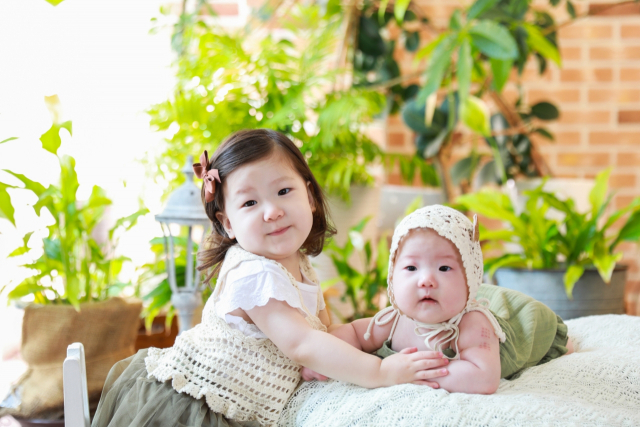 김영·곽현우 부부의 첫째 딸 한별(3) 둘째 딸 한솔.