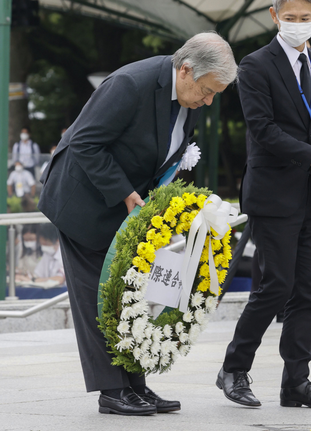 안토니우 구테흐스 유엔 사무총장이 6일 오전 일본 히로시마시 평화기념공원에서 열린 히로시마 원자폭탄 전몰자 77주년 위령식·평화기념식에 참석해 원폭 희생자에게 헌화하고 있다. 연합뉴스