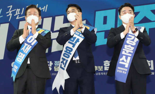 7일 오후 인천 남동체육관에서 열린 민주당 당 대표 및 최고위원 후보자 인천 지역 합동연설회에서 이재명(왼쪽부터), 박용진, 강훈식 당 대표 후보가 기념촬영을 하고 있다. 연합뉴스