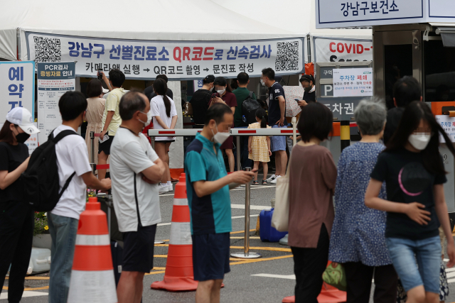 코로나19 신규 확진자가 10만5천507명 발생한 7일 오전 서울 강남구보건소에 마련된 선별진료소에서 시민들이 검사를 기다리며 줄을 서고 있다. 연합뉴스