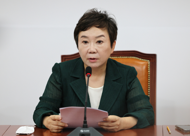 국민의힘 정미경 최고위원이 8일 오전 국회 국민의힘 대회의실에서 최고위원 사퇴 기자회견을 하고 있다. 연합뉴스