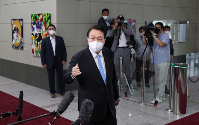 여름휴가를 마친 윤석열 대통령이 8일 서울 용산 대통령실 청사로 출근, 기자들과 약식 인터뷰를 하고 있다. 연합뉴스