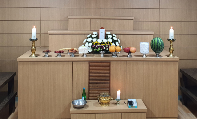 안동시가 올 1월부터 무연고 사망자 등 저소득층 사망자를 대상으로 공영장례서비스에 나서고 있다. 사진은 지난 3일 세번째로 치러진 공영장례서비스 모습. 안동시 제공