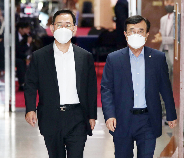 국민의힘 주호영 의원(왼쪽)과 서병수 의원이 지난달 11일 국회에서 열린 중진의원 모임에 참석하고 있다. 연합뉴스