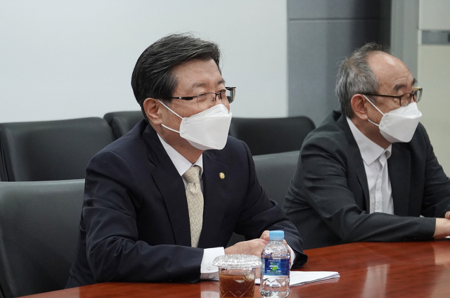 임홍재 국민대 총장(왼쪽)이 8일 오후 김건희 여사 논문 재조사 결과와 관련해 항의 방문한 국회 교육위원회 더불어민주당 의원들과 면담하고 있다. 연합뉴스