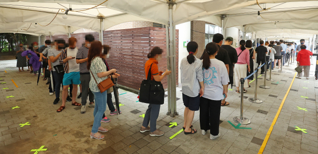 8일 오전 서울 마포구보건소 선별진료소를 찾은 시민들이 검사를 기다리고 있다. 중앙방역대책본부에 따르면 이날 0시 기준 신규확진자 수는 5만5292명으로 주말 영향으로 확진자수는 줄긴 했지만 1주일 전인 1일 4만4654명으로 약 1.24배 많은 수치다. 연합뉴스