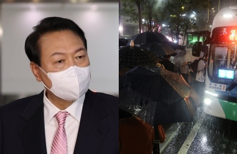 윤석열 대통령, 폭우로 1호선 일부 구간이 침수된 8일 밤 서울 영등포역 버스정류장이 시민들로 붐비고 있다. 연합뉴스