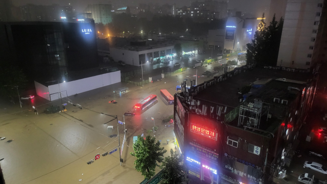 서울에 집중호우가 내린 2022년 8월 8일 밤 서울 강남역 인근 도로가 물에 잠겨 있다. 연합뉴스