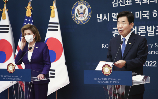 김진표 국회의장이 4일 국회에서 낸시 펠로시 미국 하원의장과 공동언론발표를 하고 있다. 연합뉴스