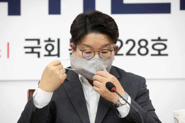 국민의힘 권성동 당 대표 직무대행 겸 원내대표가 9일 오전 서울 여의도 국회에서 열린 국민의힘 제3차 전국위원회에 참석해 인사말을 하기위해 마스크를 벗고 있다. 연합뉴스