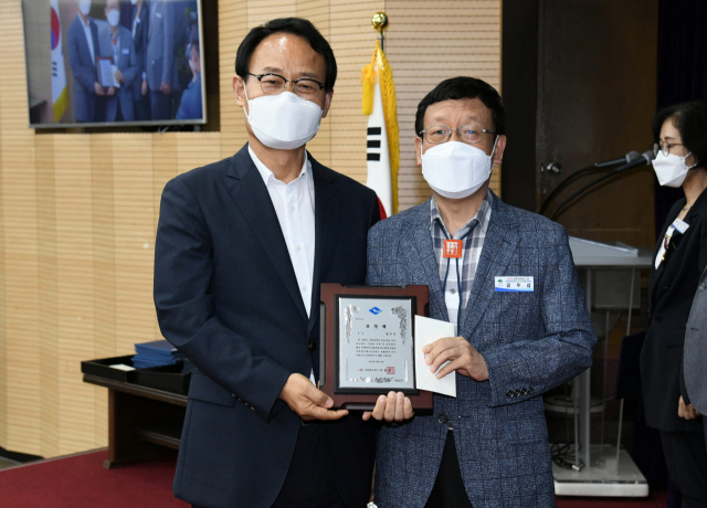금두섭 영주시 산림과장이 박남서 영주시장으로부터 우수기관상을 전수 받고 있다. 영주시 제공