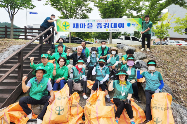 8일 청송군새마을회 회원들이 