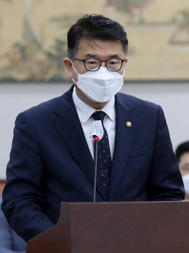장상윤 교육부 차관이 9일 오전 국회에서 열린 교육위원회 전체회의에서 업무보고를 하고 있다. 연합뉴스