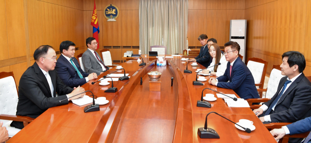 8일 이철우 경북도지사와 아마르 사이한 몽골 부총리가 면담하고 있다. 경북도 제공