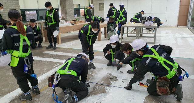 영진전문대 학생들이 실내건축시공의 근간이 되는 먹매김 실습을 벌이고 있다. 영진전문대 제공