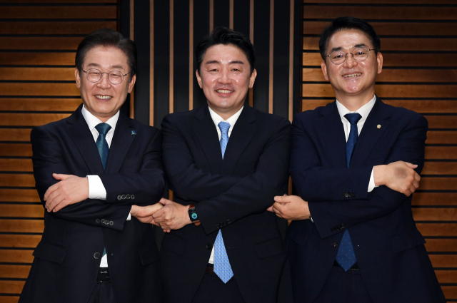 더불어민주당 이재명(왼쪽부터), 강훈식, 박용진 당대표 후보가 9일 오전 서울 양천구 CBS사옥에서 열린 CBS라디오 