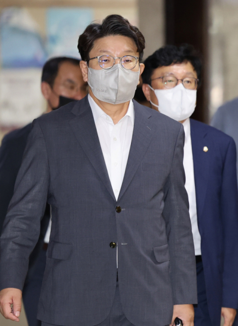 국민의힘 권성동 당 대표 직무대행 겸 원내대표가 9일 오후 서울 여의도 국회에서 열린 화상의원총회에 참석하고 있다. 연합뉴스