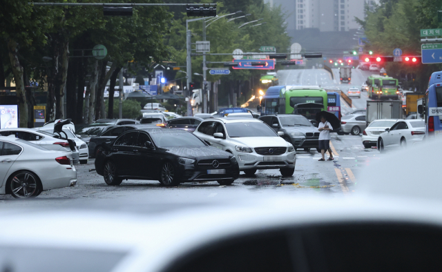 9일 오전 서울 강남구 대치역 인근 도로에 폭우로 침수됐던 차들이 놓여 있다. 연합뉴스