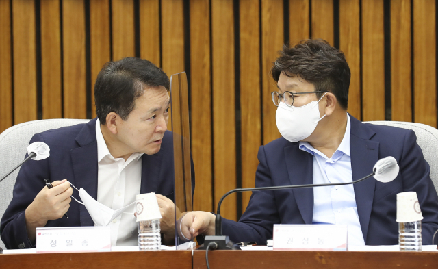 국민의힘 권성동 원내대표와 성일종 정책위의장이 10일 오후 국회에서 열린 수해대책점검 긴급 당·정 협의회에서 대화하고 있다. 연합뉴스