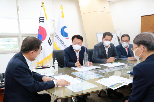 손병복(왼쪽 두 번째) 울진군수 등이 10일 국민권익위를 방문해 죽변비상활주로 폐쇄 이전에 대해 논의하고 있다. 울진군 제공