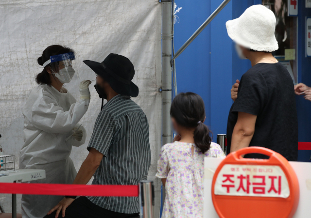 지난 10일 오후 대구 달서구보건소 선별진료소에서 시민들이 PCR 검사를 받고 있다. 매일신문DB