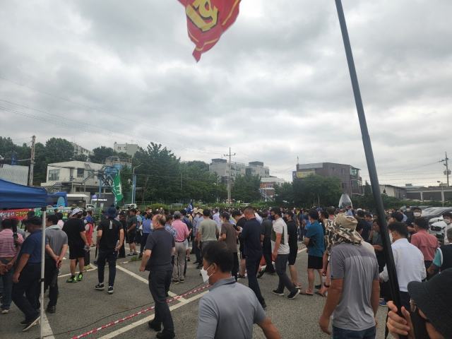 지난 9일 경기도 매일유업 평택 공장 앞에서 충남지역 낙농업계 종사자들이 릴레이 집회를 열고 원유 기본가격 협상 참여를 촉구했다. 경북대구낙농조합 제공