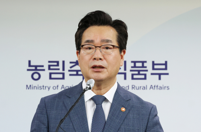 정황근 농림축산식품부 장관이 10일 세종시 정부세종청사에서 대통령 업무보고 주요 내용에 대해 사전브리핑을 하고 있다. 연합뉴스
