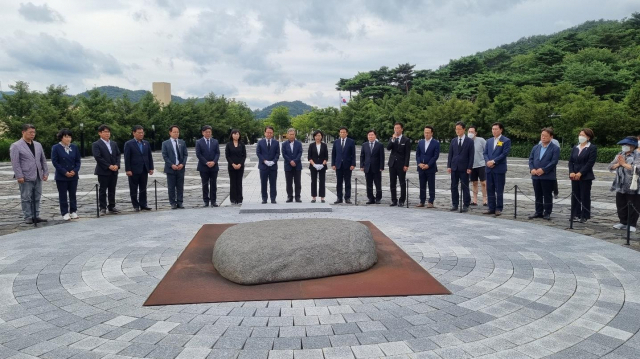 더불어민주당 강민구 대구시당 위원장과 임미애 경북도당 위원장 및 25명의 지역위원장이 10일 경남 김해 봉하마을 고 노무현 전 대통령 묘역에서 참배를 하고 있다. 민주당 경북도당 제공.