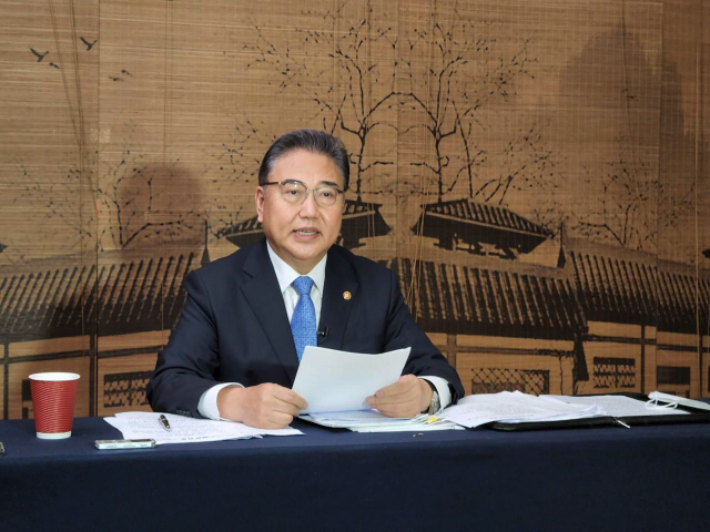 박진 외교부 장관이 10일 중국 산둥성 칭다오 지모고성군란호텔에서 열린 한국 기자단과의 간담회에서 한국 취재진에게 방중 결과를 설명하고 있다. 연합뉴스
