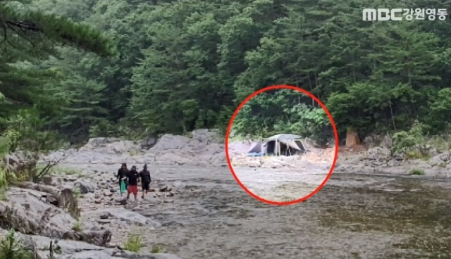 철수 권고를 받고도 계곡에 머물다 고립돼 구조된 캠핑족들이 쳐놓은 텐트. MBC 보도화면 캡처