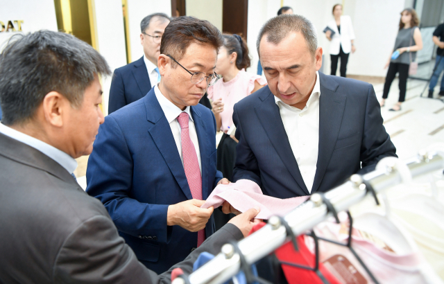 이철우 경북도지사가 이끄는 중앙아시아 시장개척 경북대표단이 10일 우즈베키스탄 타슈켄트시에 방문해 현지 섬유업계와 
