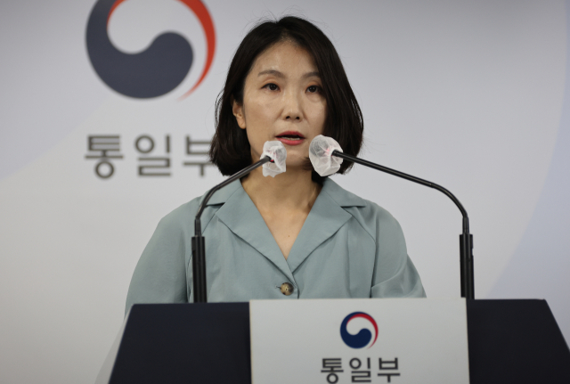 이효정 통일부 부대변인이 11일 정부서울청사 브리핑실에서 김여정 노동당 부부장이 남측에 의해 코로나19가 북에 유입됐다고 주장하며 강력한 보복 대응을 검토하겠다고 한 위협 발언에 대해 강한 유감을 발표하고 있다. 연합뉴스