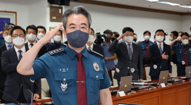 윤희근 신임 경찰청장이 11일 오전 서울 서대문구 경찰청에서 열린 전국 경찰 화상회의에 참석해 국기에 대한 경례를 하고 있다. 연합뉴스