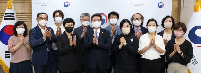 10일 서울 용산구 문체부 저작권보호과 서울사무소 회의실에서 열린 제4기 지역문화협력위원 위촉식. 연합뉴스
