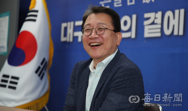 11일 오후 대구 중구 더불어민주당 대구시당에서 강민구 시당위원장이 매일신문과 인터뷰를 하고 있다. 안성완 기자 asw0727@imaeil.com