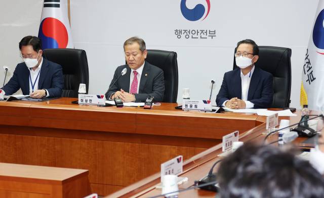 이상민 행안부 장관이 11일 정부서울청사에서 열린 제2회 지방세발전위원회를 주재하고 있다. 연합뉴스
