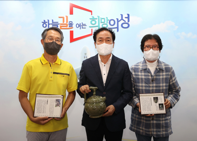 김주수(가운데) 의성군수가 최영조(오른쪽)·최종국 작가와 함께 중국 산시성이 보내온 선물 도자기를 들고 기념촬영을 하고 있다. 의성군 제공