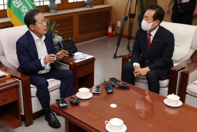 홍준표 대구시장(왼쪽)과 권기창 안동시장이 11일 오후 대구시청 산격청사 접견실에서 면담을 갖고 안동댐 물을 대구 식수로 이용하는 방안을 논의하고 있다 김영진 기자 kyjmaeil@imaeil.com