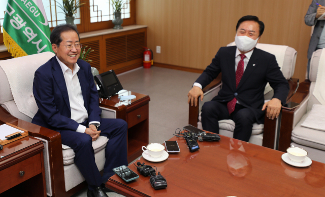 홍준표 대구시장(왼쪽)과 권기창 안동시장이 11일 오후 대구시청 산격청사 접견실에서 면담을 갖고 안동댐 물을 대구 식수로 이용하는 방안을 논의하고 있다. 김영진 기자 kyjmaeil@imaeil.com