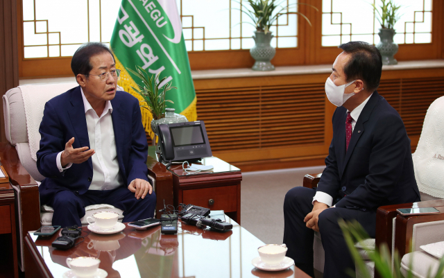 홍준표 대구시장(왼쪽)과 권기창 안동시장이 11일 대구시청 산격청사에서 만나 안동댐, 임하댐 물을 대구 식수원으로 이용하는 방안을 논의하고 있다. 김영진 기자 kyjmaeil@imaeil.com