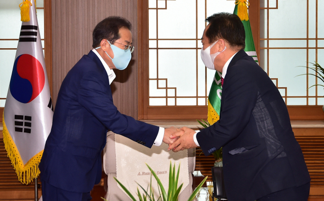 안동댐 물을 대구 식수로 이용하는 방안을 논의하고자 지난 11일 권기창 안동시장(오른쪽)이 홍준표 대구시장을 만나 인사하고 있다. 김영진 기자 kyjmaeil@imaeil.com